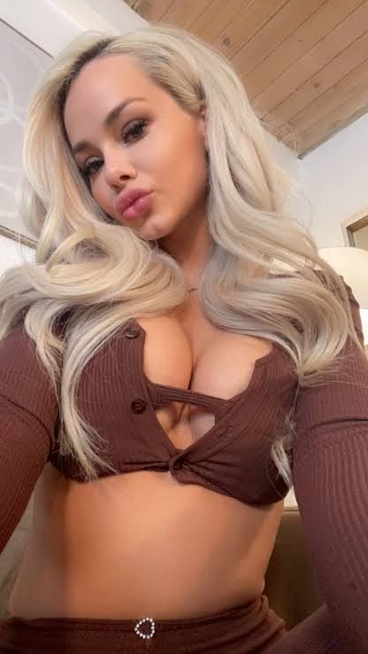 HOOKUP AND SEXTING - Image 3